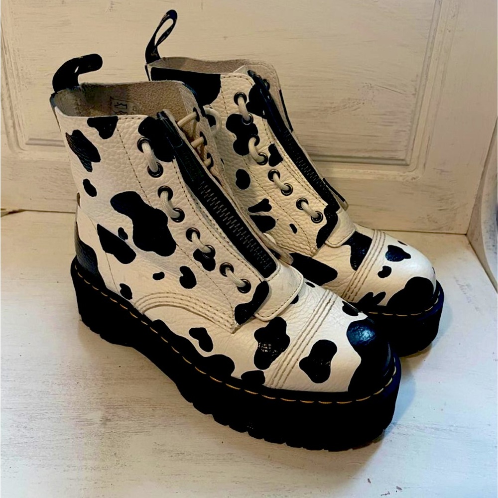 Dr. Marten’s Sinclair White with Cow print Size womens 9